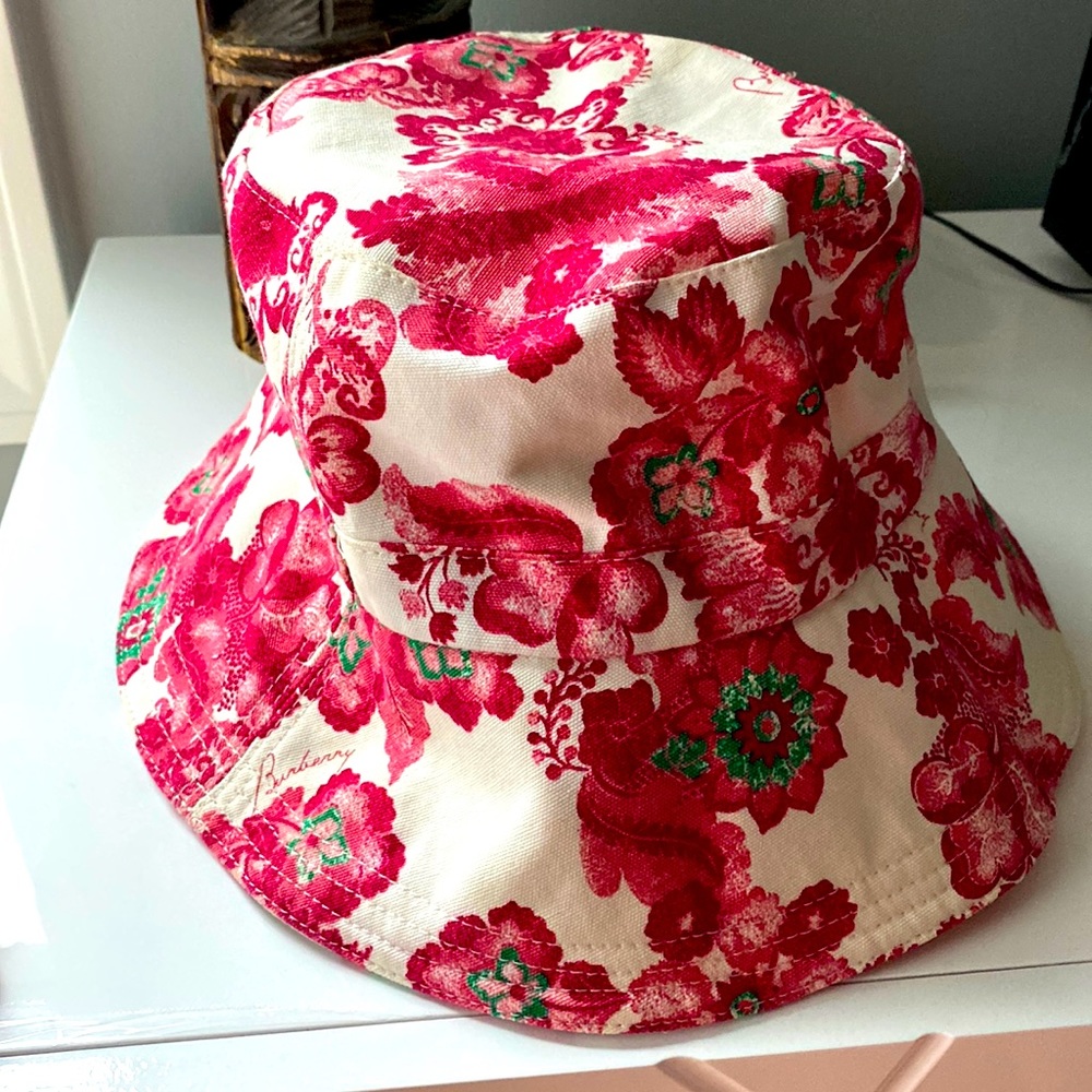 Burberry bucket hat size M